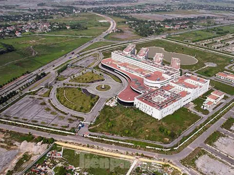 Cận cảnh bệnh viện Bạch Mai cơ sở 2 cổng đóng then cài hoang hóa nhanh chóng