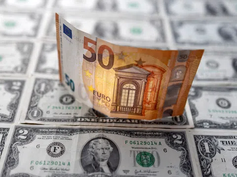 Euro ngang giá USD sau 20 năm