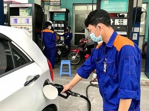 Giá xăng nhập bất ngờ vọt lên 25.000 đồng/lít