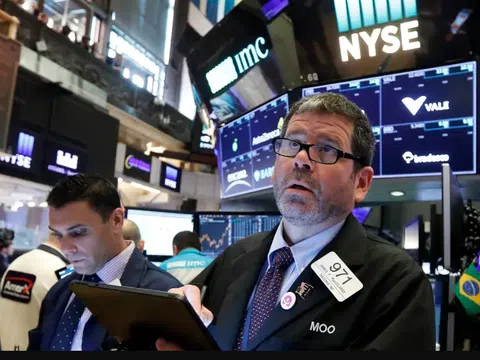 Dow Jones giảm 500 điểm sau khi Fed công bố tăng lãi suất