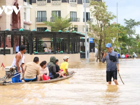 Đường phố Huế biến thành sông, người dân dùng thuyền đi lại