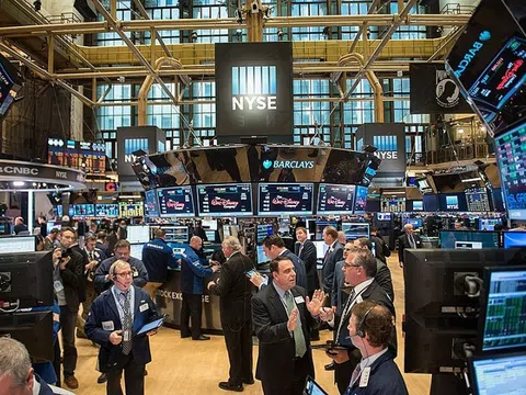 S&P 500 và Nasdaq giảm, Dow Jones và giá dầu tăng sau báo cáo GDP Mỹ