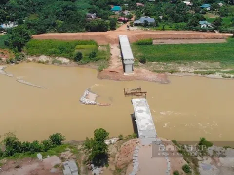 Lào Cai: Cầu trị giá 55 tỷ đồng thi công chậm tiến độ, người dân phải lụy đò qua sông