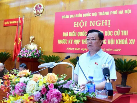 "Tôi ở Định Công, xe đỗ tràn hết ra đường, không có lối mà về"