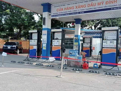 Hà Nội: Cây xăng dán biển “hết hàng”, gian thương “chặt chém”