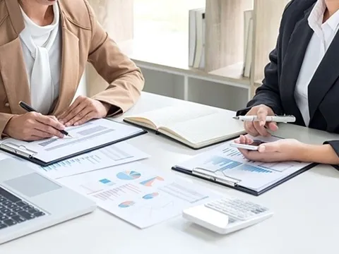 Nguy cơ mất tiền thật khi 'ôm' cổ phiếu của doanh nghiệp tăng vốn 'ảo'