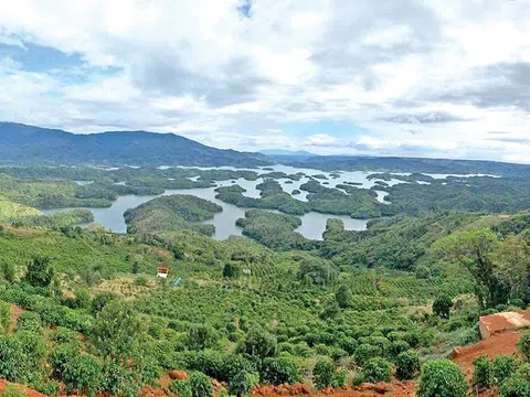 Biến “Vịnh Hạ Long trên Tây Nguyên” thành chiếc áo rách