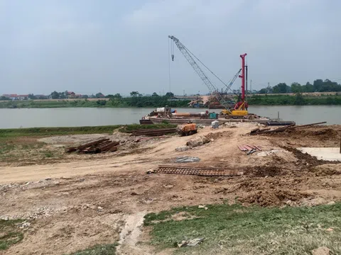 Đơn vị thi công cầu Hà Bắc 2 tiếp tục bị "tuýt còi" vì xâm phạm hành lang đê điều