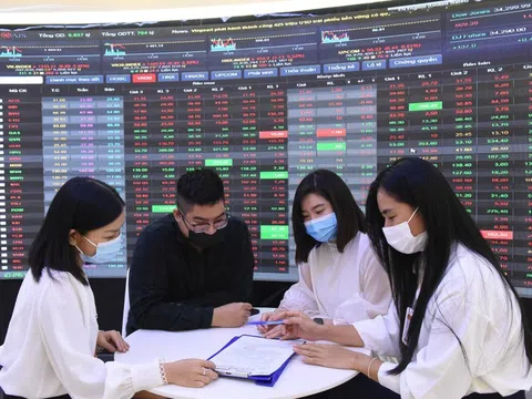 Giao dịch chứng khoán sáng 10/10: Thị trường chưa "cầm máu", cổ phiếu dầu khí ngược dòng