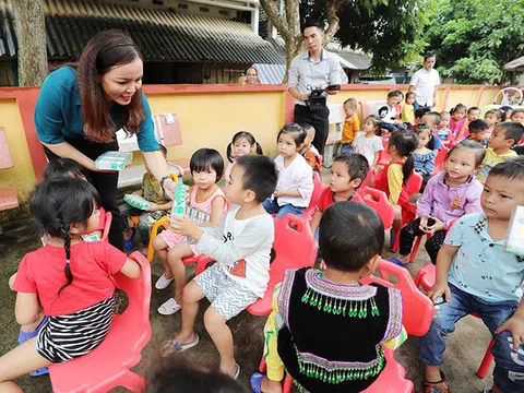 Trao tặng 108.500 ly sữa cho trẻ khó khăn tỉnh Yên Bái