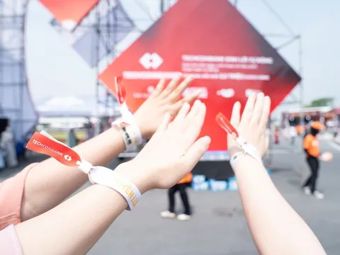 “Kim chủ quốc dân” Techcombank chiều “Gai Con” hết mực, xoa dịu hội chứng hậu concert