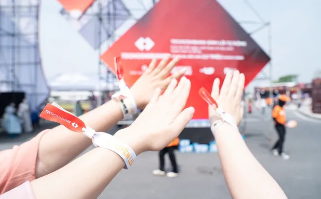 “Kim chủ quốc dân” Techcombank chiều “Gai Con” hết mực, xoa dịu hội chứng hậu concert